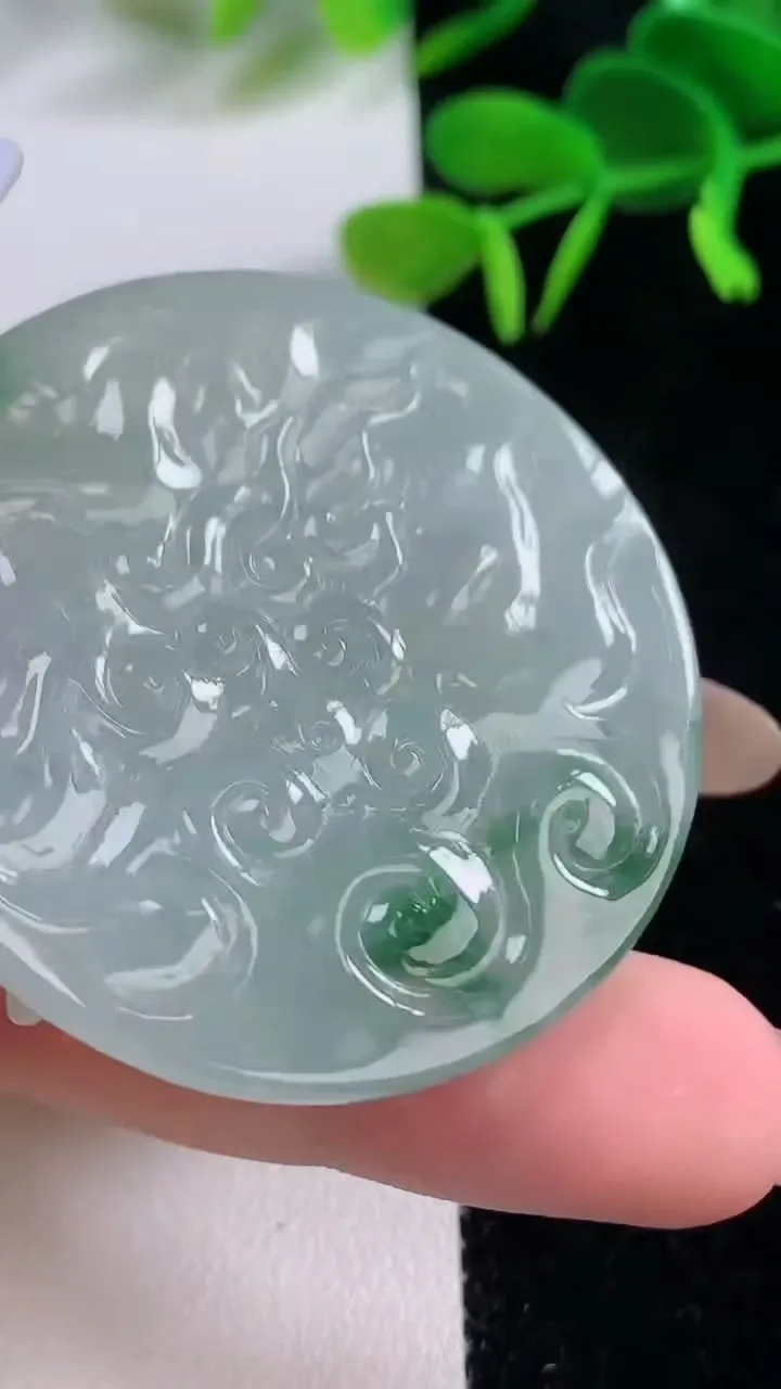 天然A货翡翠不动明王吊坠，尺寸54.3-8.5，重:33.79g
11月19日