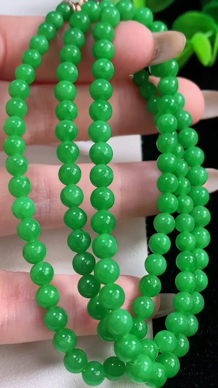 天然A货翡翠圆珠项链，尺寸5-115颗，重量:25.68g11月19日
工厂直销收藏佳品,种好水足，色泽均匀，有种有色，上手高大气！