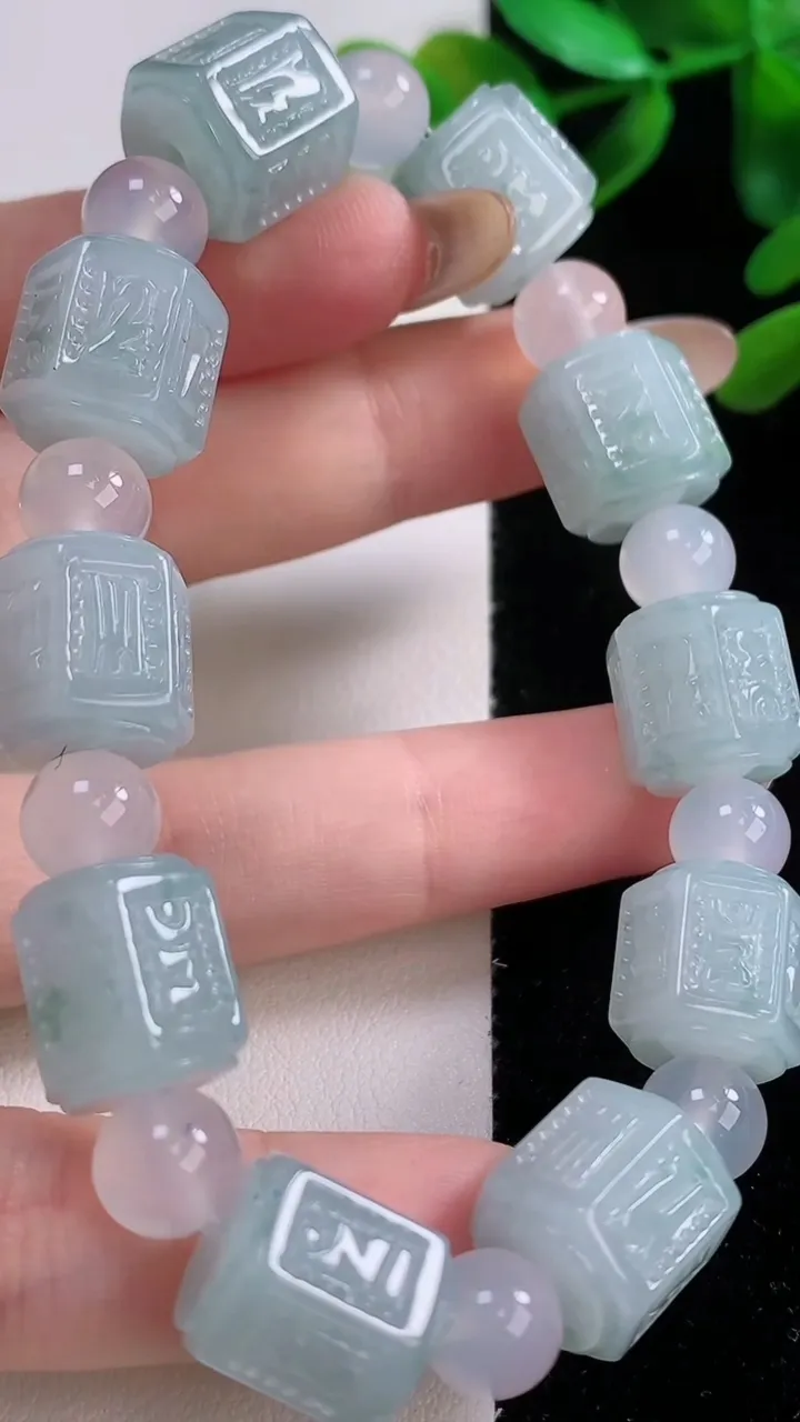 天然A货翡翠种飘花路路通手串，尺寸11.7-12.7-10颗，重量:50.89g11月19日
工厂直销收藏佳品,种好水足，色泽均匀，有种有色，上手高大气！