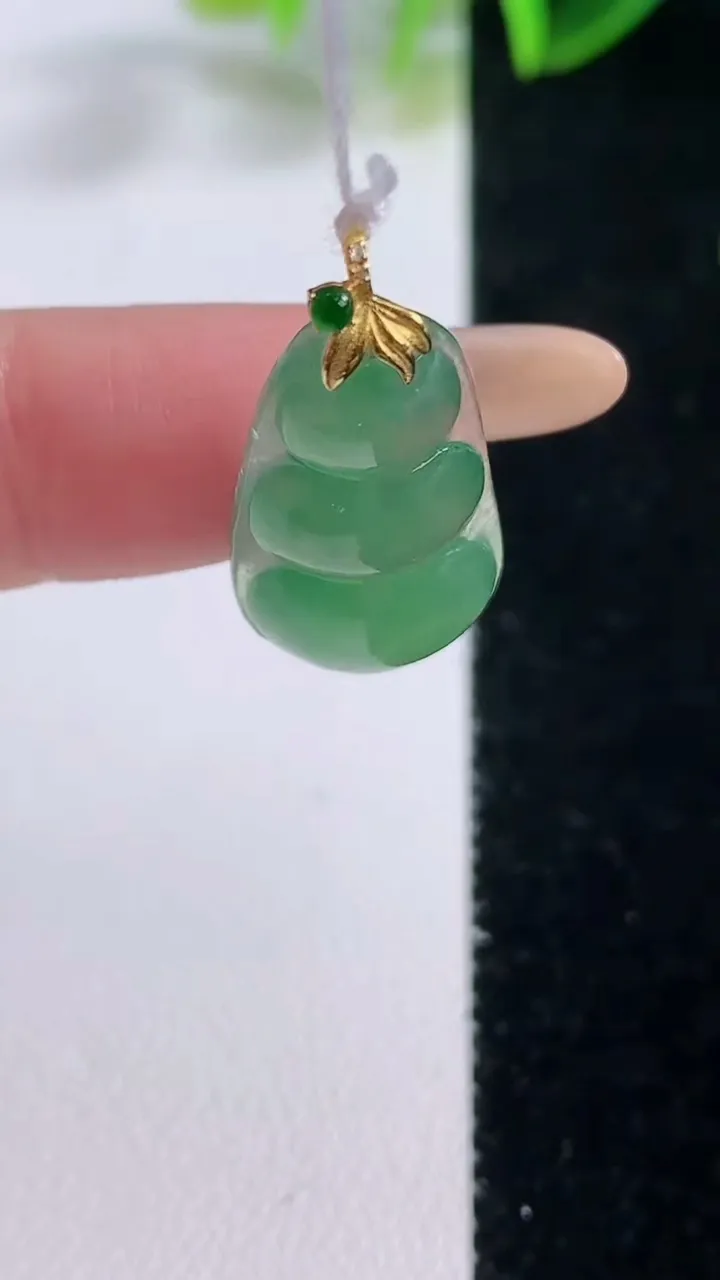 天然A货翡翠福豆吊坠，尺寸23.9-12.9-4.7，重量:2.85g
11月19日