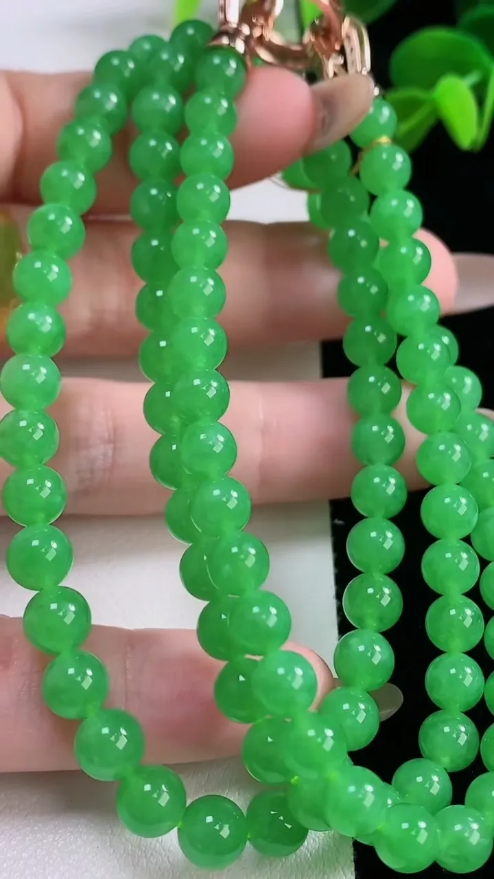 天然A货翡翠圆珠项链，尺寸5.8-100颗，重量:38.49g11月19日
工厂直销收藏佳品,种好水足，色泽均匀，有种有色，上手高大气！