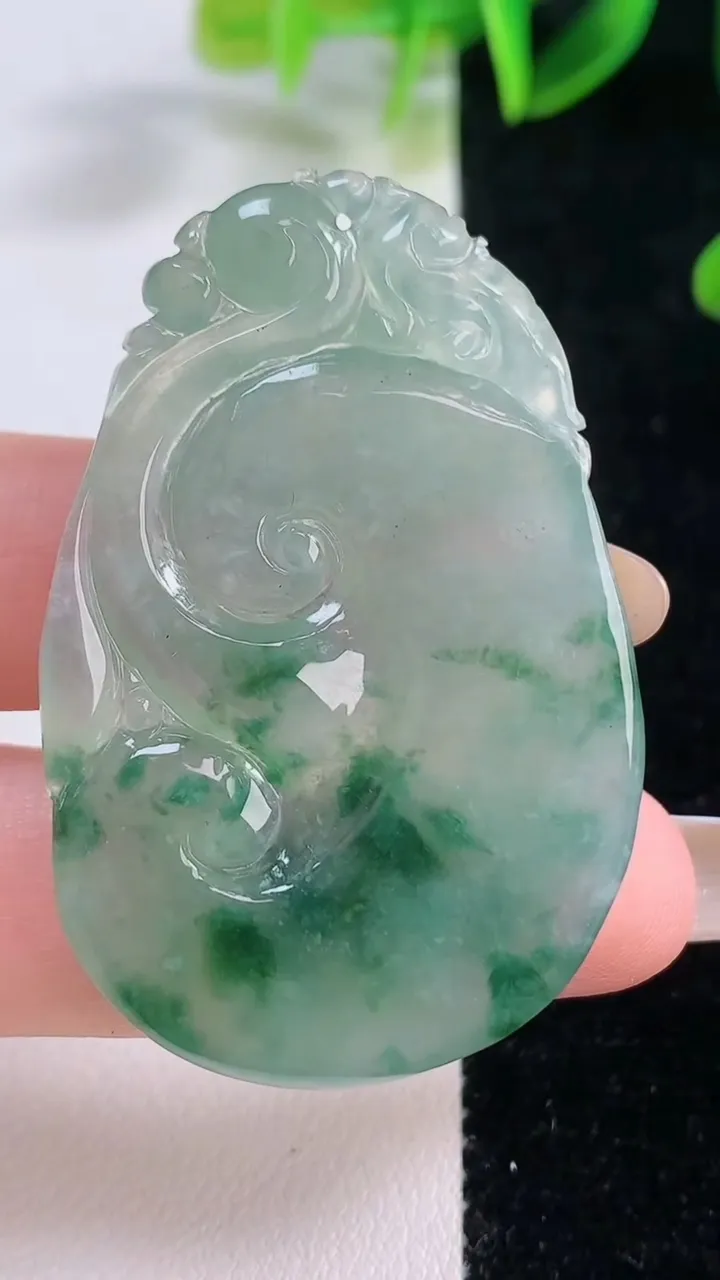 天然A货翡翠冰种飘花如意吊坠，尺寸48.5-32-5，重量:15.83g
11月19日