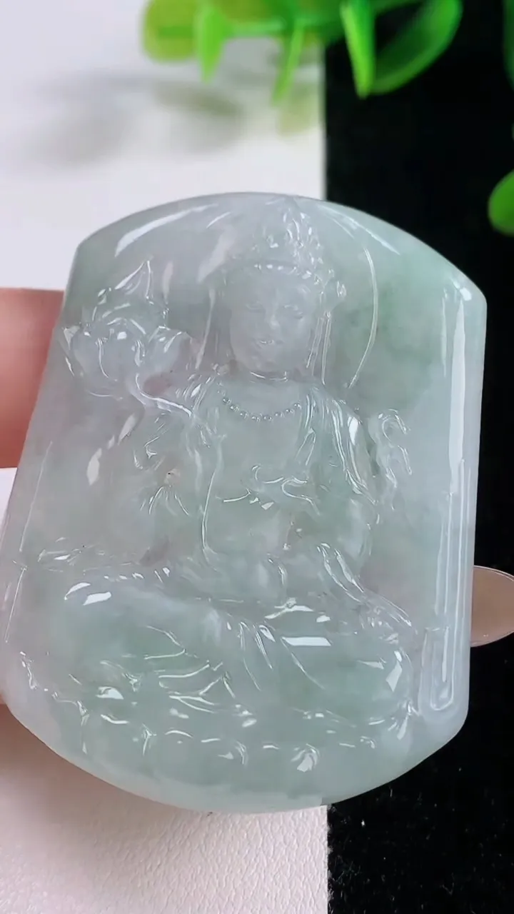 天然A货翡翠大势至菩萨吊坠，尺寸53-41-4.6，重量:23.69g
11月19日