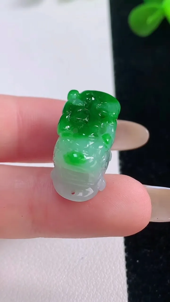 天然A货翡翠貔貅吊坠，尺寸21.2-11.5-12.7，重量:7.90g
11月19日