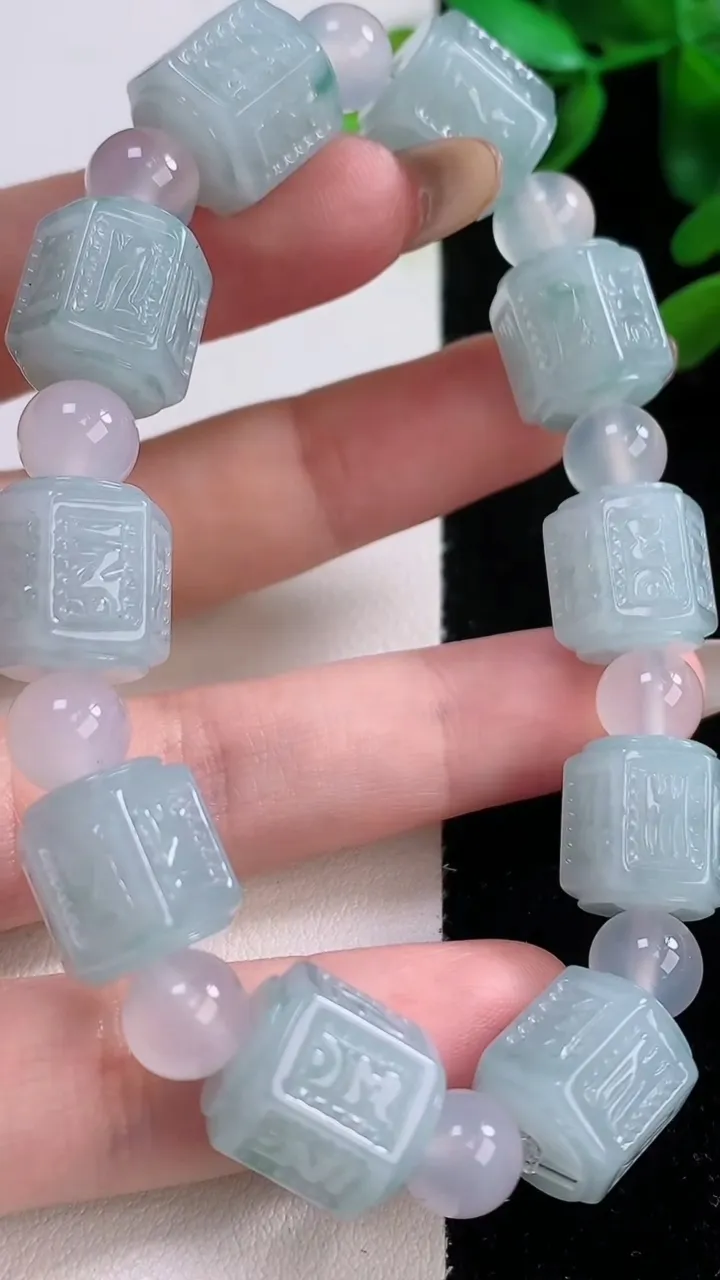 天然A货翡翠种飘花路路通手串，尺寸11.7-12.7-10颗，重量:50.89g11月19日
工厂直销收藏佳品,种好水足，色泽均匀，有种有色，上手高大气！