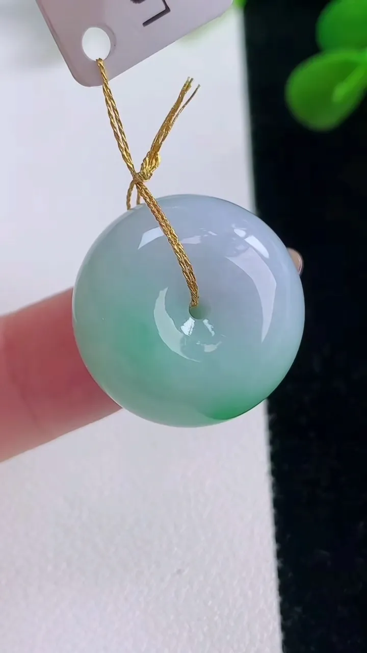 天然A货翡翠平安扣吊坠，尺寸20.5-11.7，重量:10.59g
11月19日