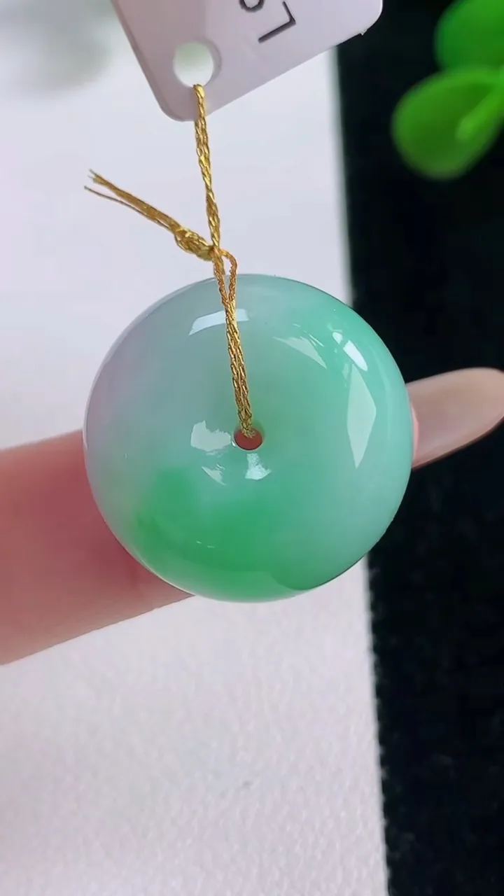 天然A货翡翠平安扣吊坠，尺寸20.5-11.7，重量:10.59g
11月19日