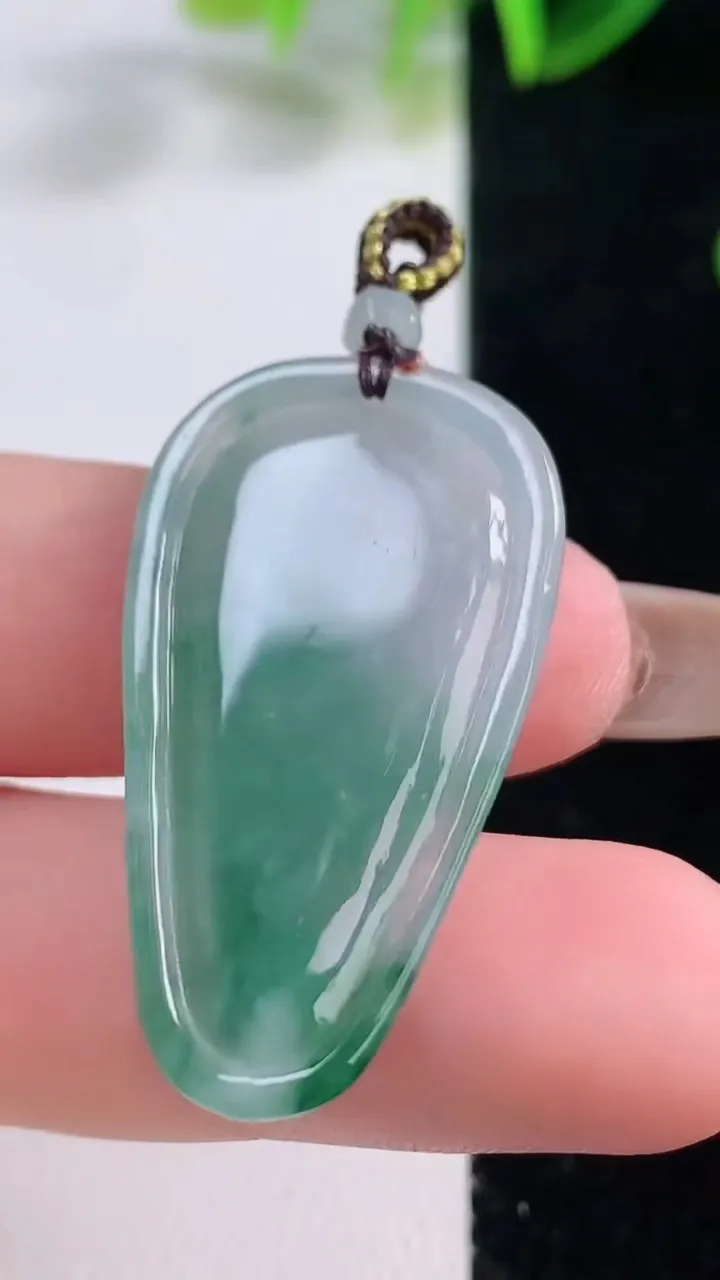 天然A货翡翠虚空藏菩萨吊坠，尺寸36-19.5-3.8，重量:5.00g
11月19日