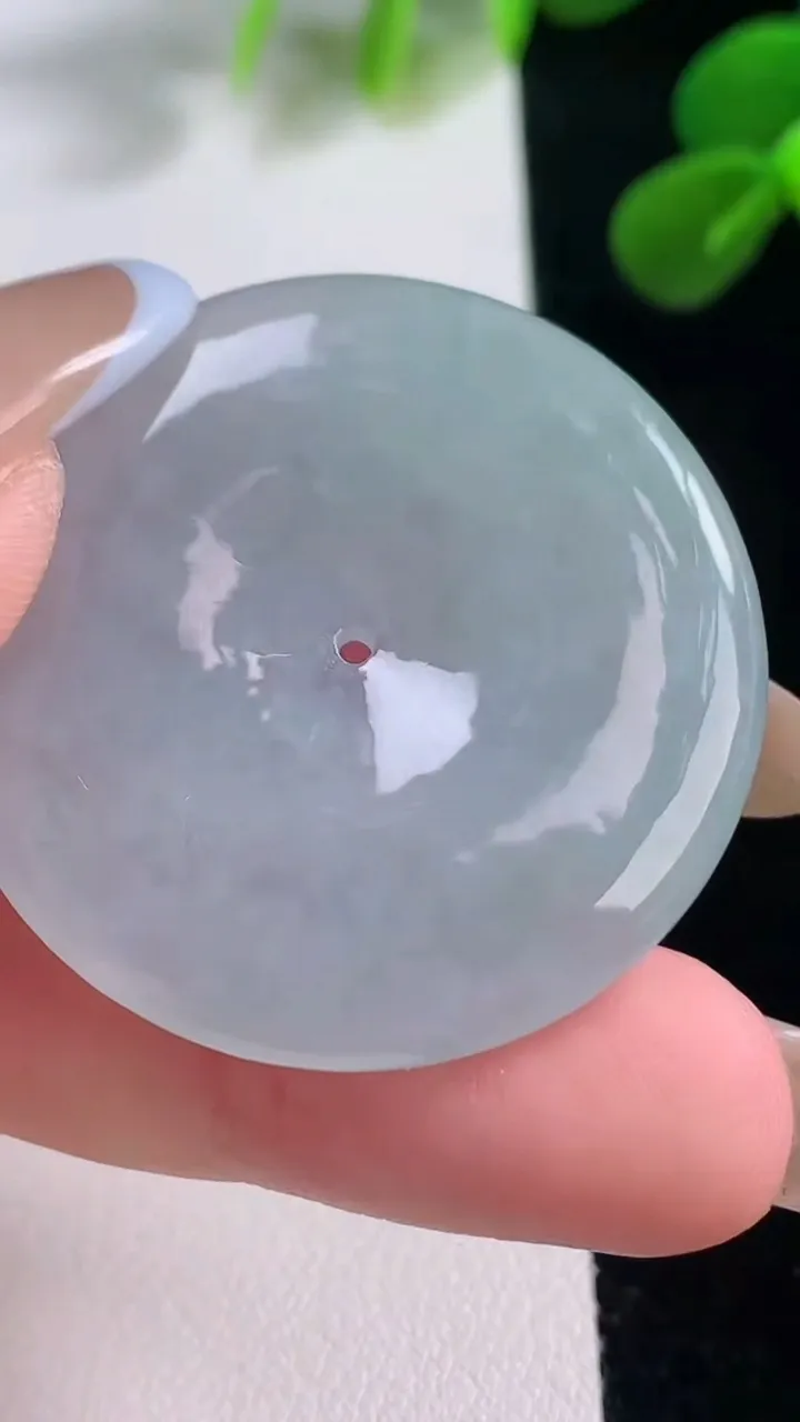 天然A货翡翠平安扣吊坠，尺寸36-5.5，重量:16.60g
11月19日