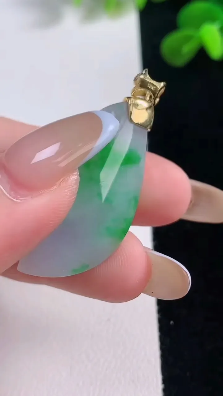 天然A货翡翠随形吊坠，尺寸35-15.3-10，重量:9.03g
11月19日