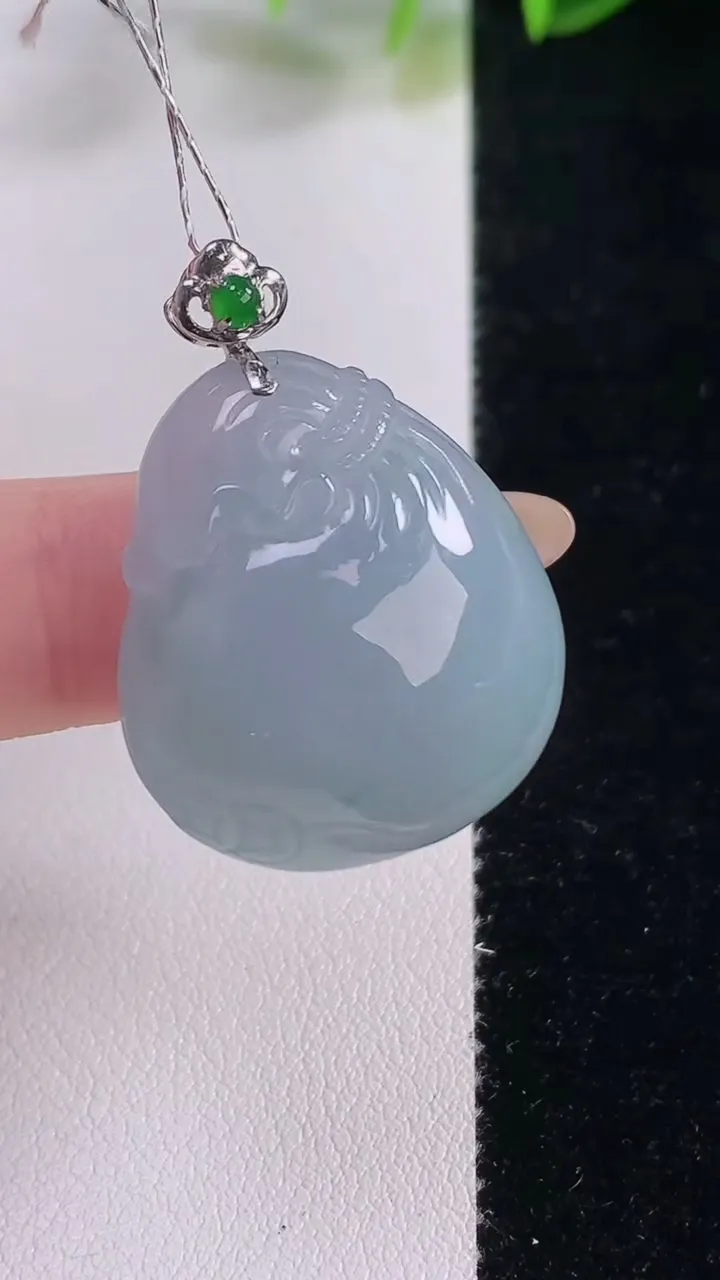 天然A货翡翠18K金紫罗兰福袋吊坠，尺寸25.8-23.4-10.3，重量:11.29g
11月19