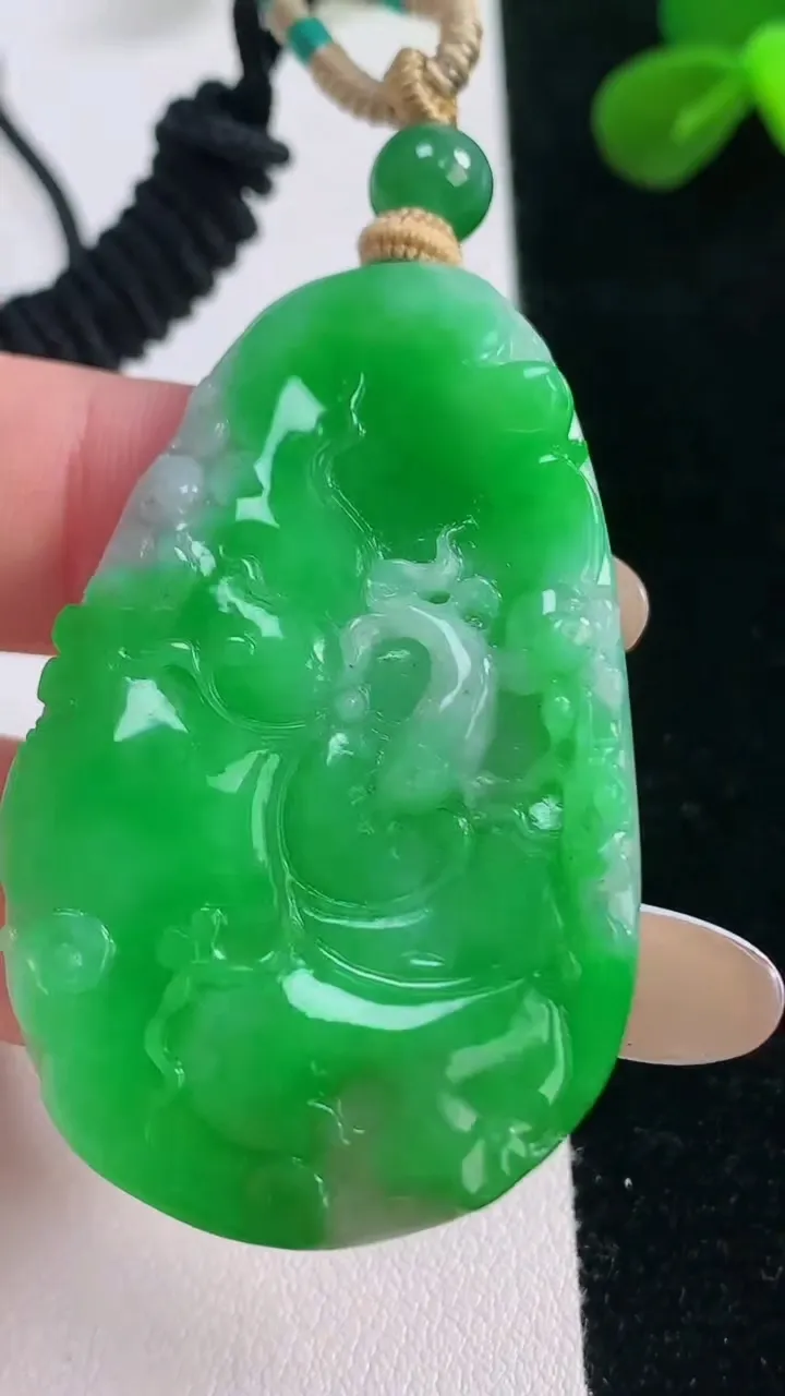 天然A货翡翠和和美美 荷叶鱼吊坠，尺寸49.2-30-7，重量:18.72g
11月19日