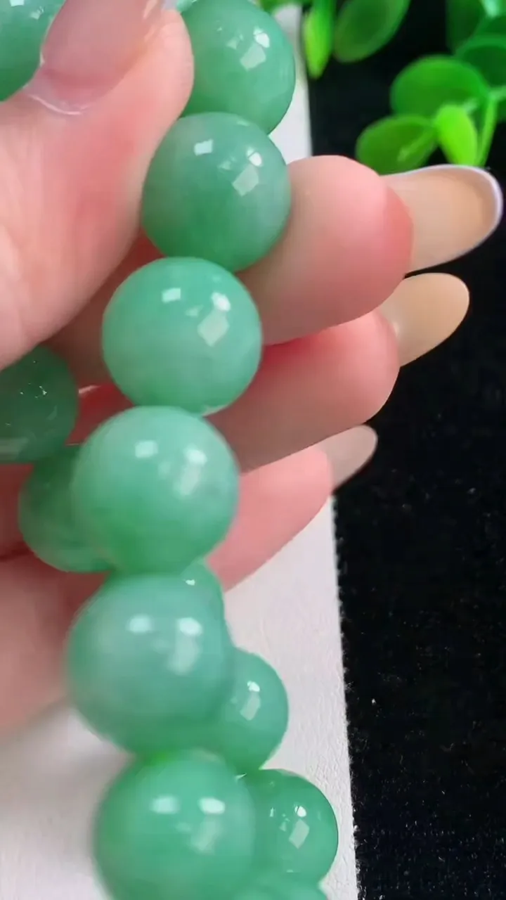 天然A货翡翠圆珠手串，尺寸12.5-17颗，重量:57.89g11月19日
工厂直销收藏佳品,种好水足，色泽均匀，有种有色，上手高大气！