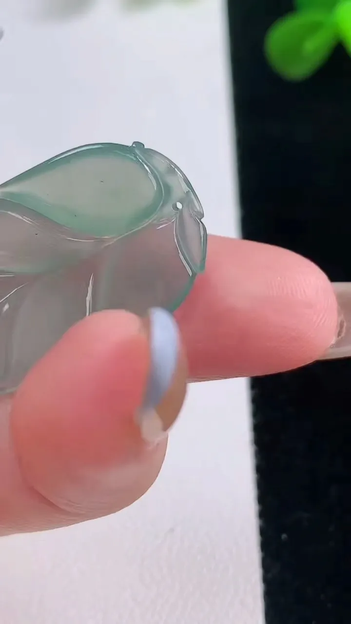 天然A货翡翠金枝玉叶 叶子吊坠，尺寸30.8-17.5-3.7，重量:3.78g
11月19日