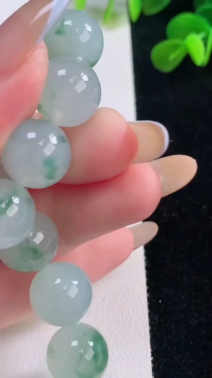 天然A货翡翠种飘花圆珠手串，尺寸12.5-16颗，重量:58.32g11月19日
工厂直销收藏佳品,种好水足，色泽均匀，有种有色，上手高大气！