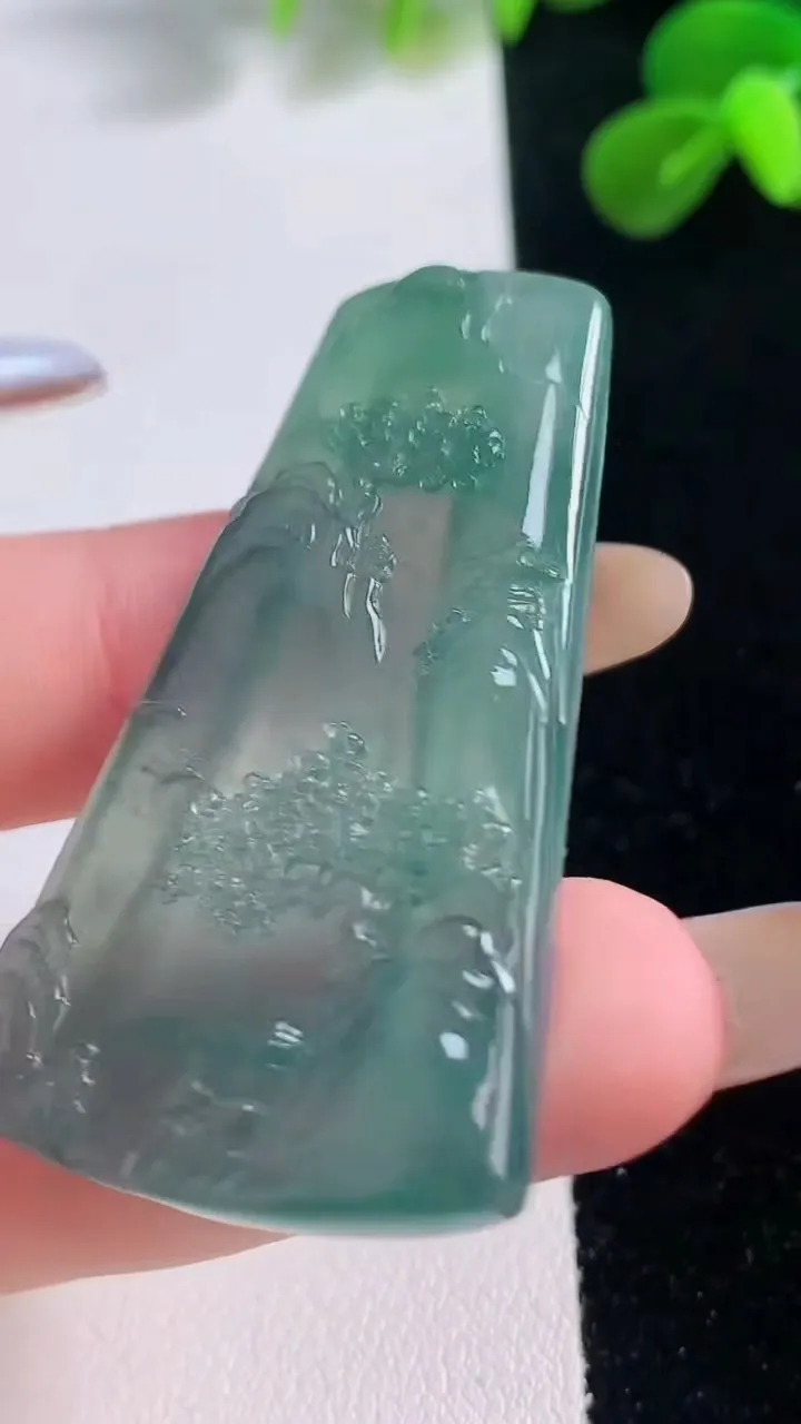 天然A货翡翠山水牌吊坠，尺寸50.4-28-4.4，重量:14.71g
11月19日