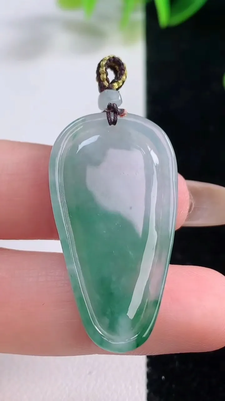 天然A货翡翠虚空藏菩萨吊坠，尺寸36-19.5-3.8，重量:5.00g
11月19日