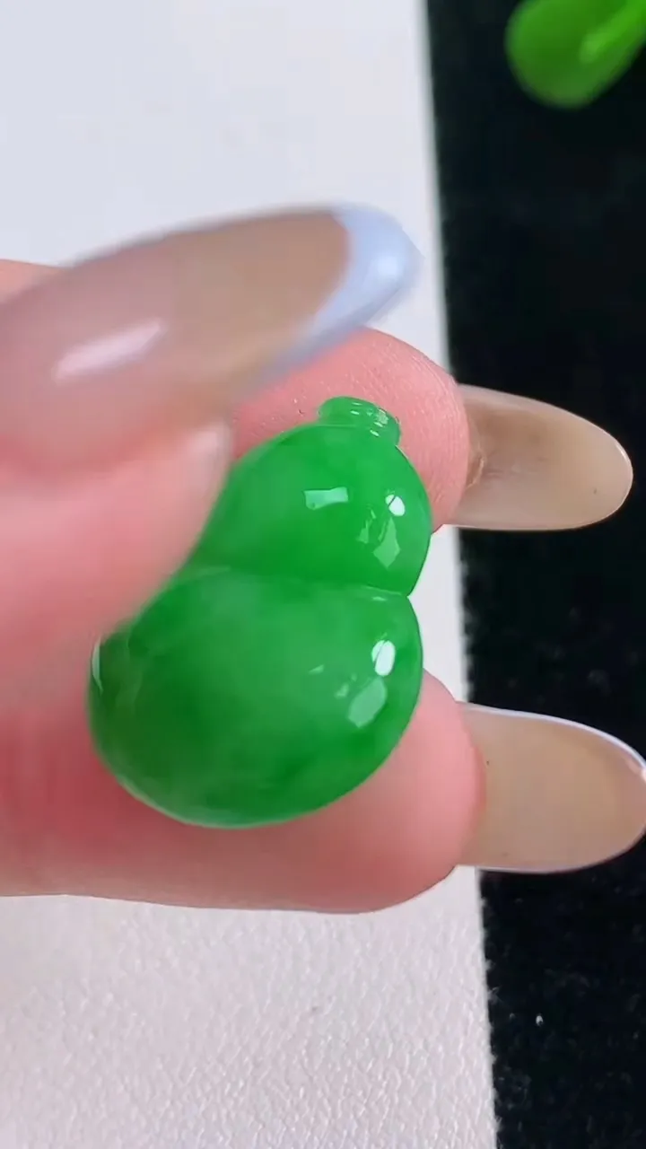 天然A货翡翠葫芦镶嵌件，尺寸22.8-17-5.7，重量:3.95g
11月19日