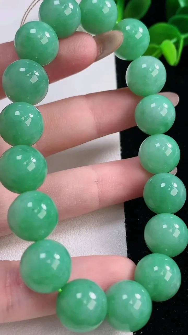 天然A货翡翠圆珠手串，尺寸12.5-17颗，重量:57.89g11月19日
工厂直销收藏佳品,种好水足，色泽均匀，有种有色，上手高大气！