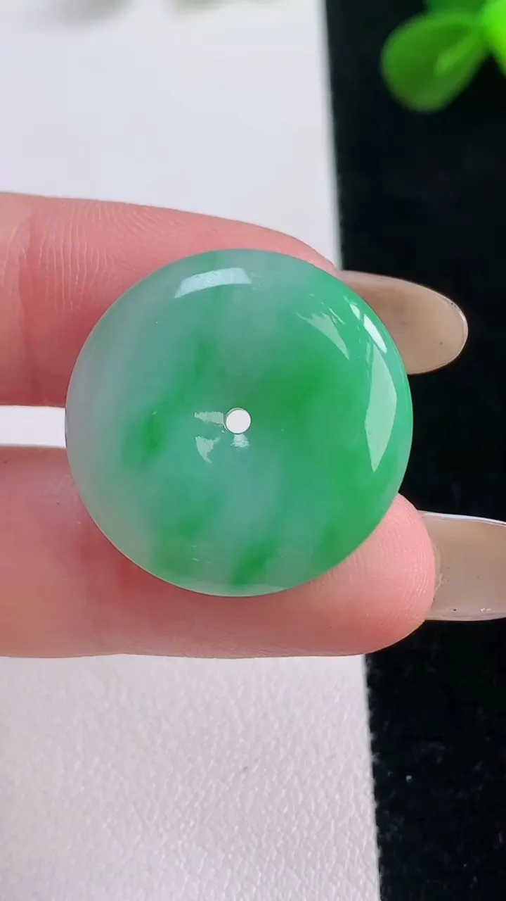 天然A货翡翠平安扣吊坠，尺寸23.7-4.8，重量:5.86g
11月19日