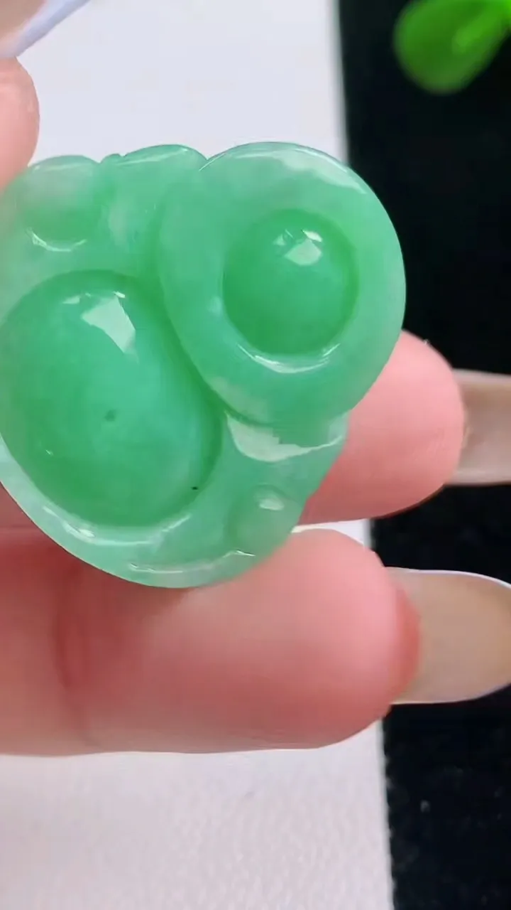 天然A货翡翠佛公吊坠，尺寸27.3-27.5-7.2，重量:8.03g
11月19日