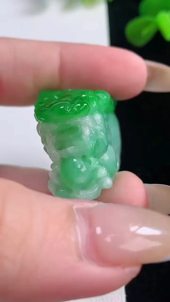 天然A货翡翠貔貅吊坠，尺寸43.7-18.8-21.4，重量:35.92g
11月19日