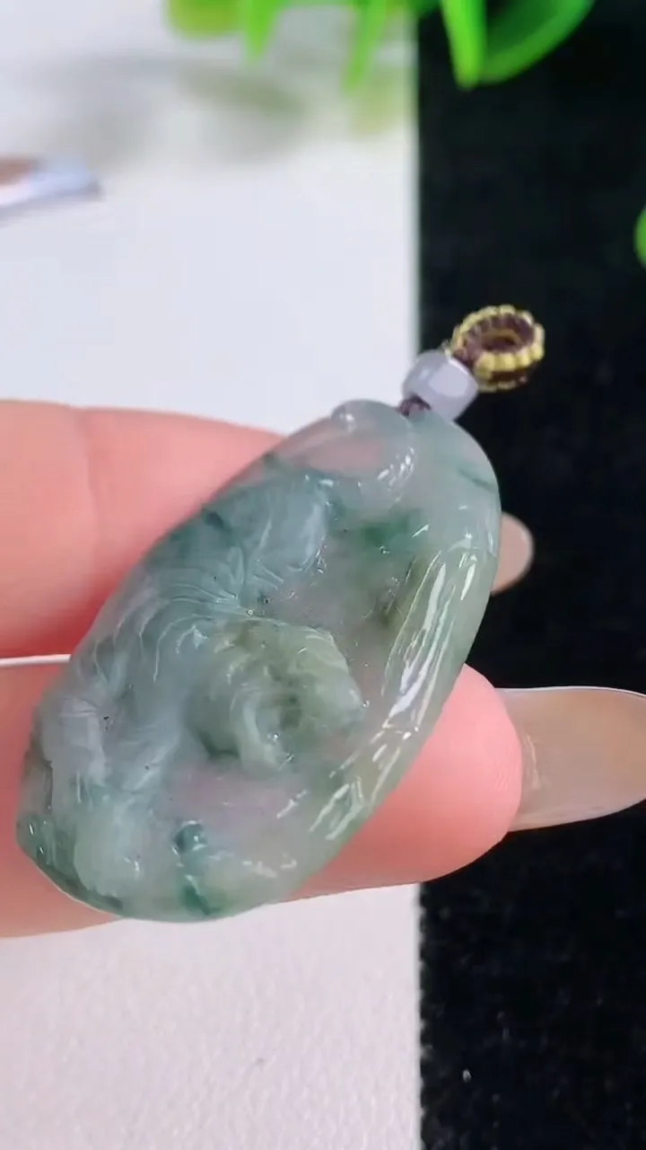 天然A货翡翠冰种飘花生肖虎吊坠，尺寸36.3-23-4，重量:6.14g
11月19日
