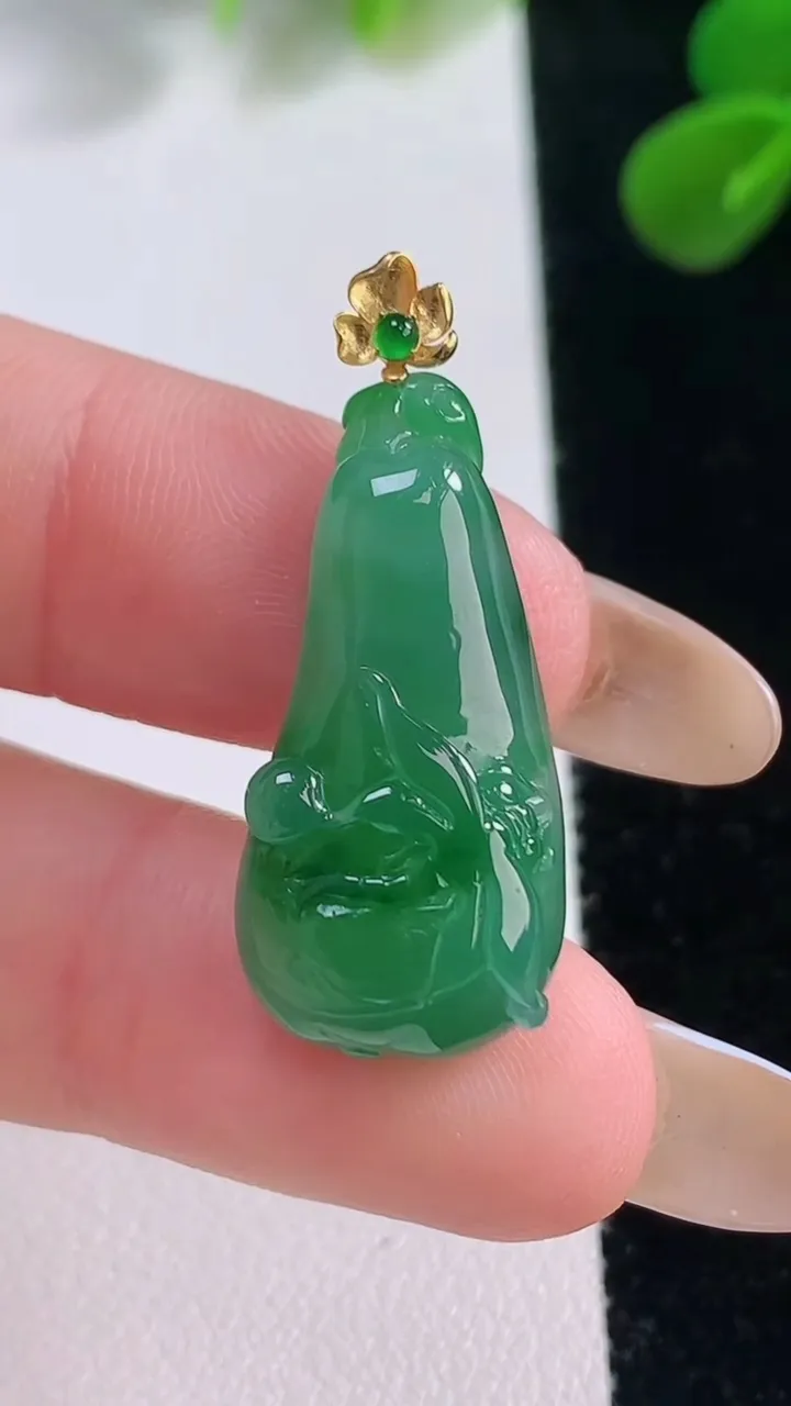 天然A货翡翠福瓜吊坠，尺寸26.8-13-7，重量:4.16g
11月19日