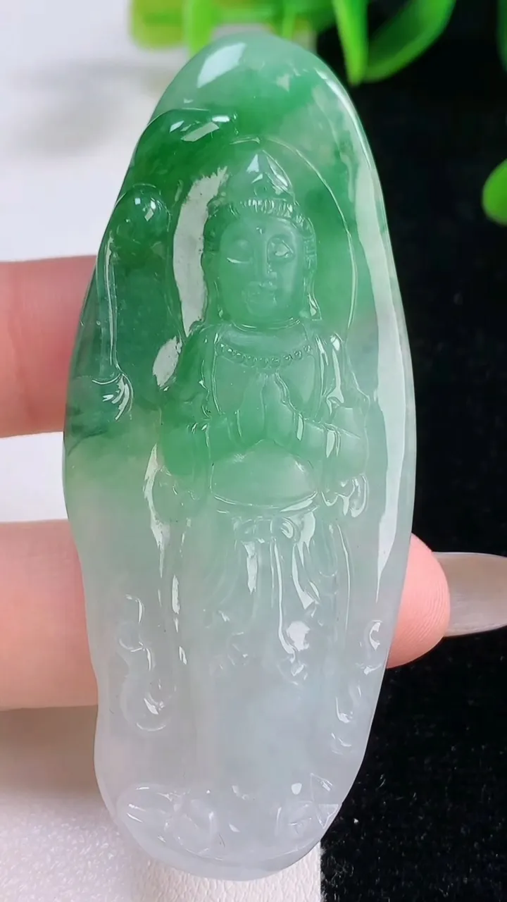 天然A货翡翠观音菩萨吊坠，尺寸70-29.2-7，重量:25.60g
11月19日