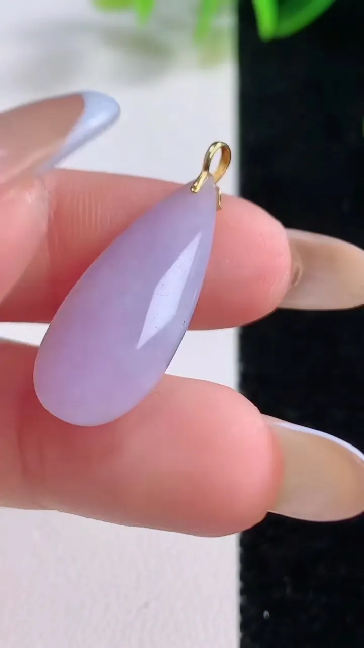 天然A货翡翠18K金紫罗兰福瓜吊坠，尺寸26-12-5.6，重量:3.10g
11月19日