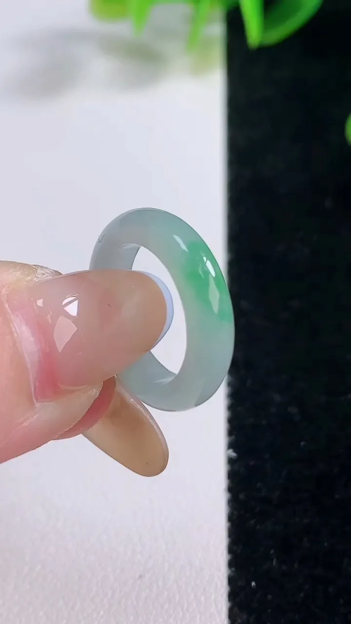 天然A货翡翠指环戒指，尺寸14.5-4.2-2.7，重量:2.29g2025年11月19日
工厂直销