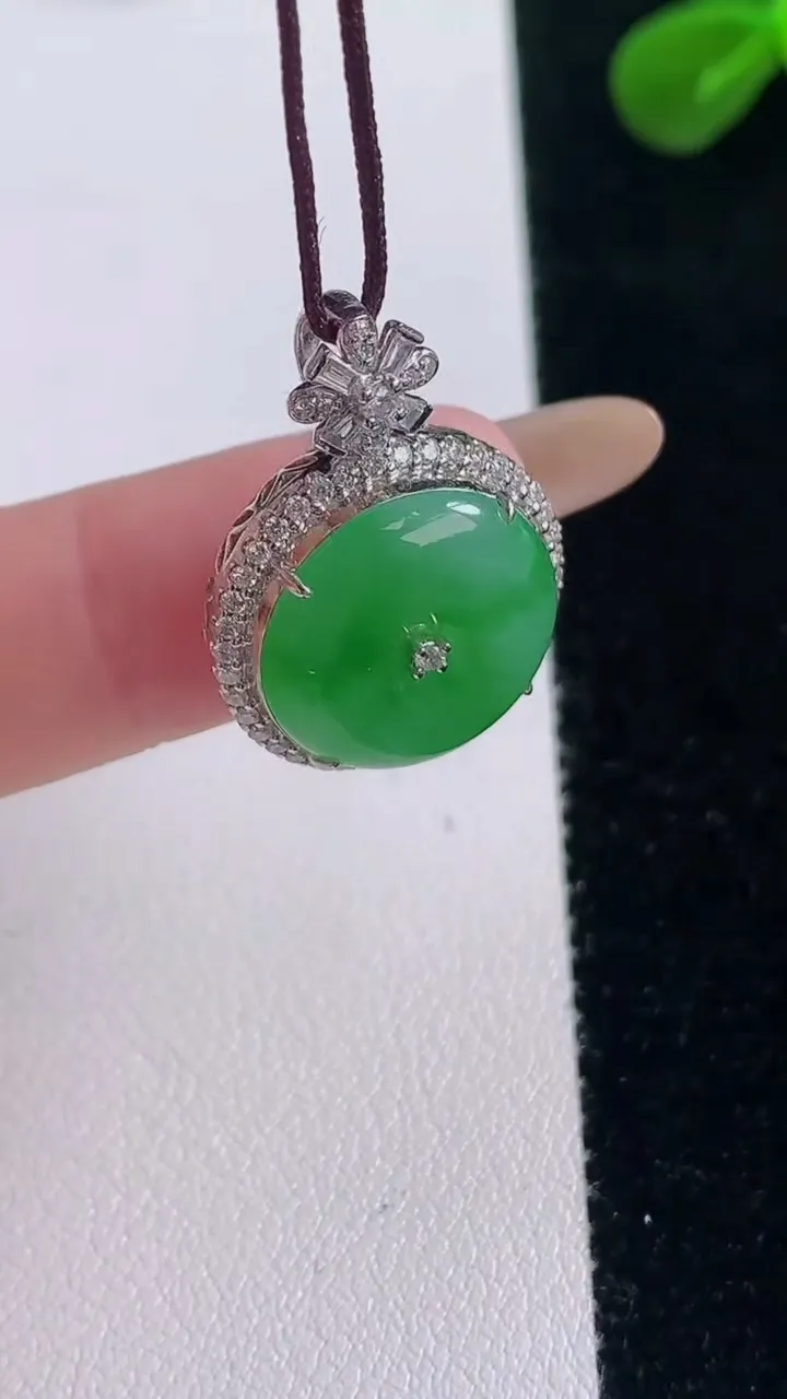 天然A货翡翠平安扣吊坠，尺寸25.2-17.8-7.4，裸石14.6重量:4.20g
11月19日