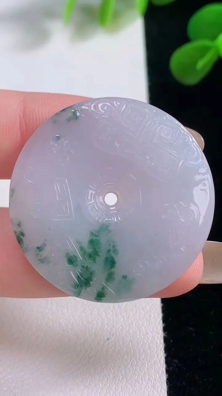 天然A货翡翠飘花复古平安扣吊坠，尺寸33.8-4.8，重量:11.12g
11月19日