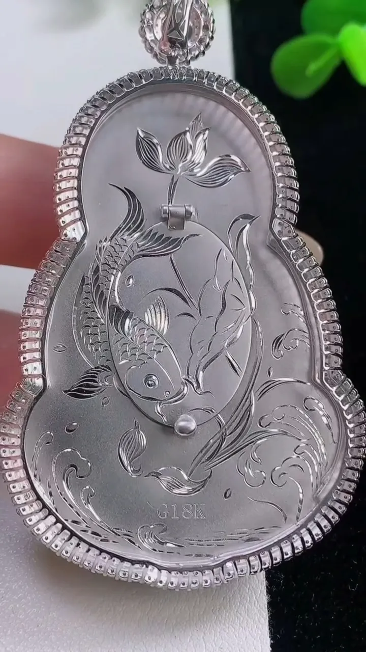 天然A货翡翠观音菩萨吊坠，尺寸71-42.4-11.7，裸石55.6-38.7重量:36.51g
11月19日