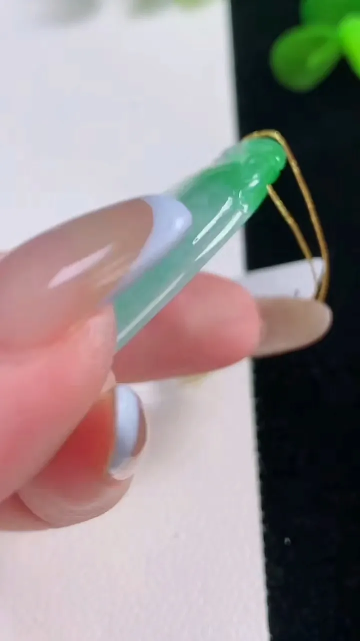 天然A货翡翠如意吊坠，尺寸49.8-29.8-6.2，重量:19.53g
11月19日