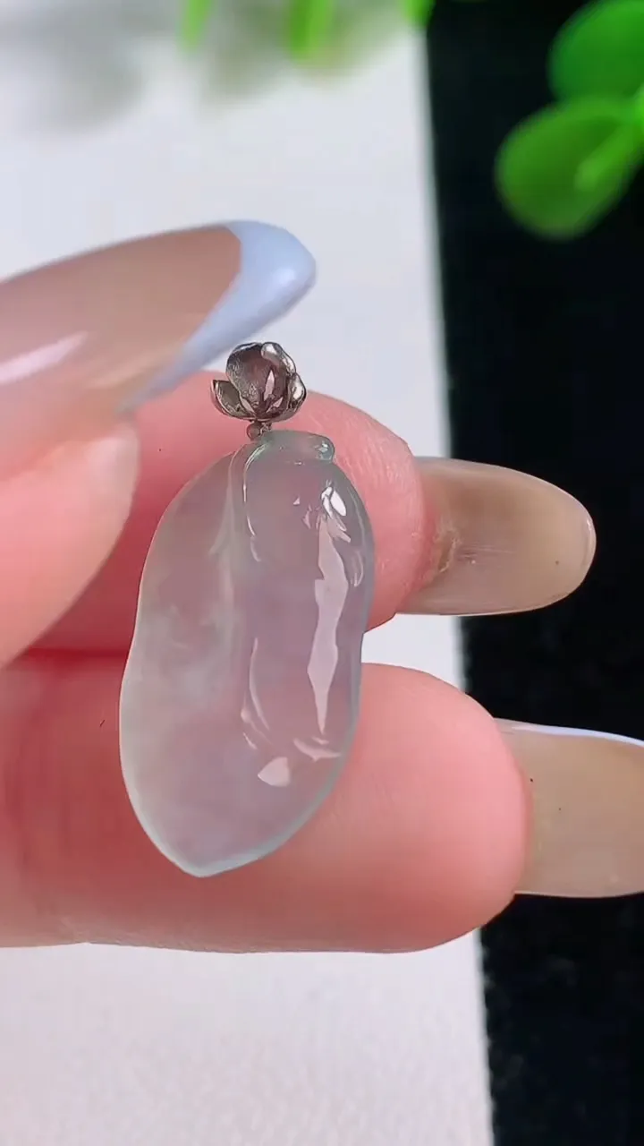 天然A货翡翠金枝玉叶 叶子吊坠，尺寸19.8-10.8-3.5，重量:1.70g
11月19日