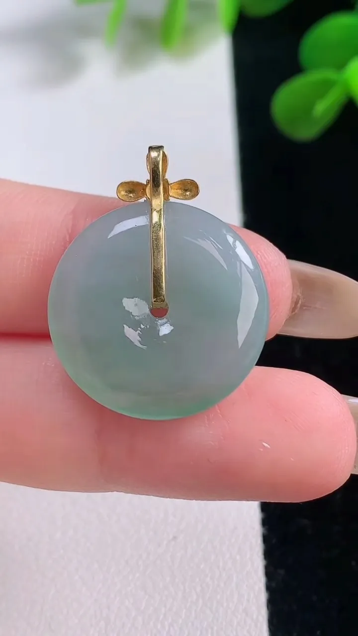 天然A货翡翠平安扣吊坠，尺寸21-3.9，重量:3.85g
11月19日