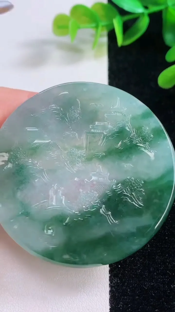 天然A货翡翠牌吊坠，尺寸55.7-4.3，重量:33.07g
11月19日