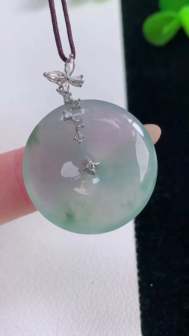 天然A货翡翠种飘花平安扣吊坠，尺寸25.3-4.7，重量:6.69g
11月19日