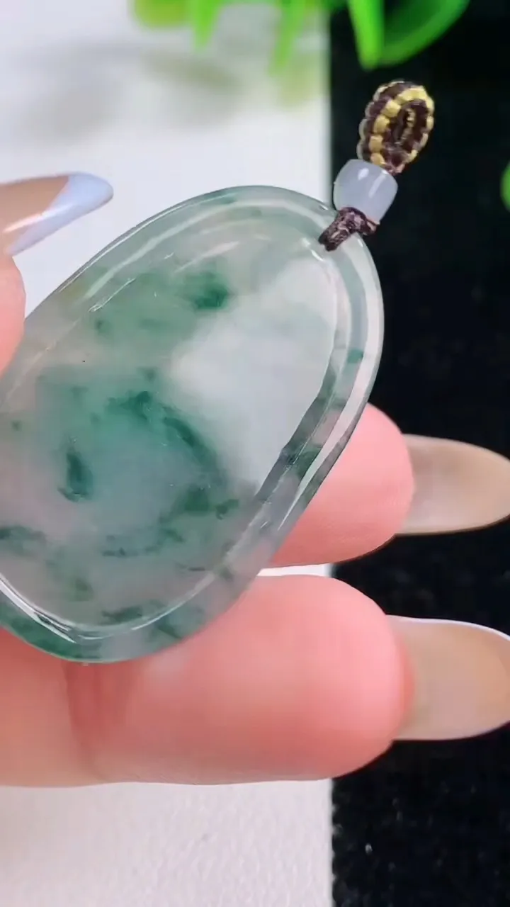 天然A货翡翠冰种飘花生肖虎吊坠，尺寸36.3-23-4，重量:6.14g
11月19日