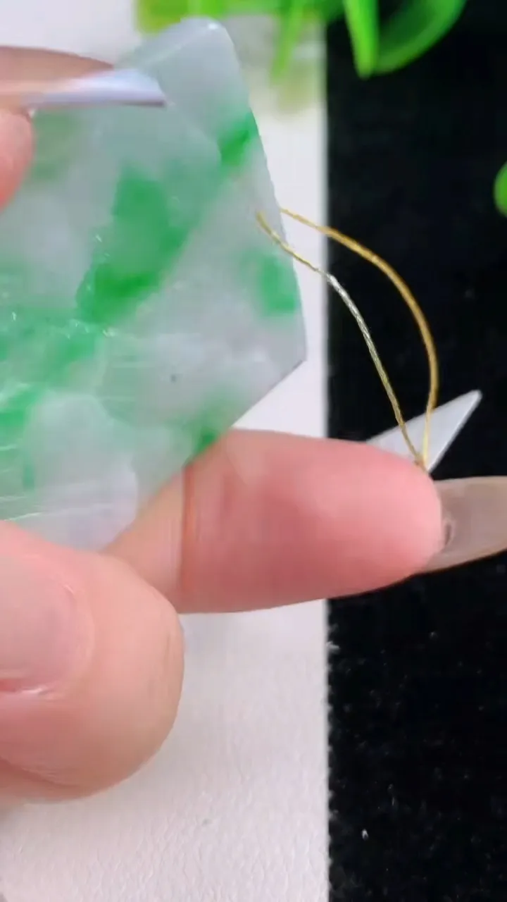 天然A货翡翠山水牌吊坠，尺寸52.5-35.7-5.3，重量:24.63g
11月19日