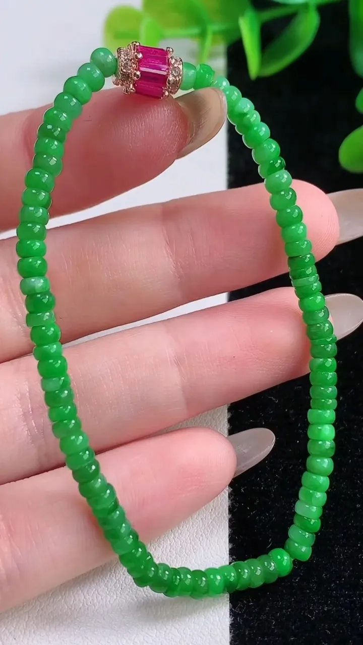 天然A货翡翠算盘珠手串，尺寸3.4-2-84颗，重量:6.72g11月19日
工厂直销收藏佳品,种好水足，色泽均匀，有种有色，上手高大气！