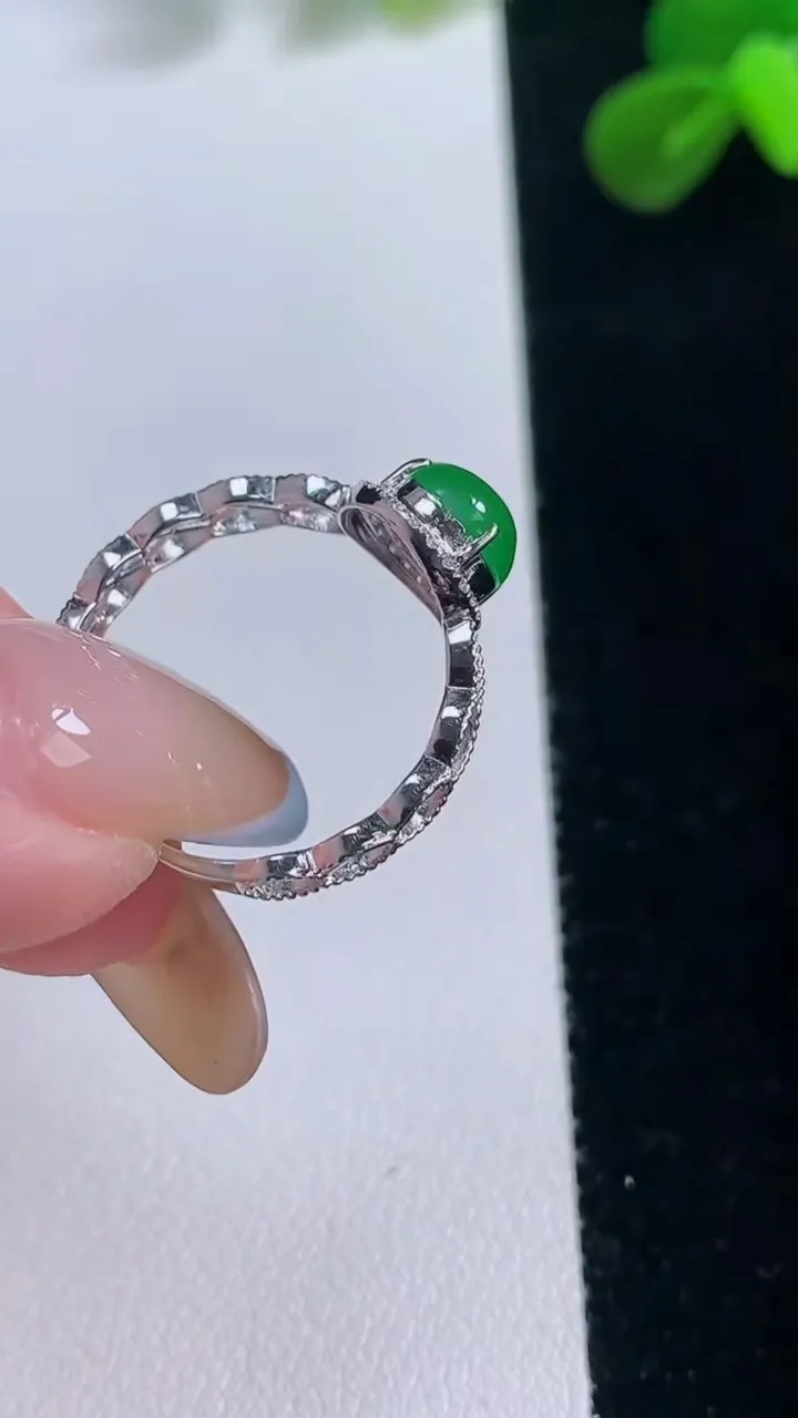 天然A货翡翠蛋面戒指，尺寸18-6.8-5.2，重量:1.63g2025年11月19日
工厂直销收藏佳品,种好水足，色泽均匀，有种有色，上手高大气！
