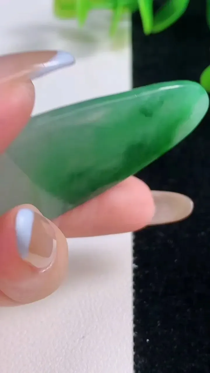 天然A货翡翠观音菩萨吊坠，尺寸70-29.2-7，重量:25.60g
11月19日