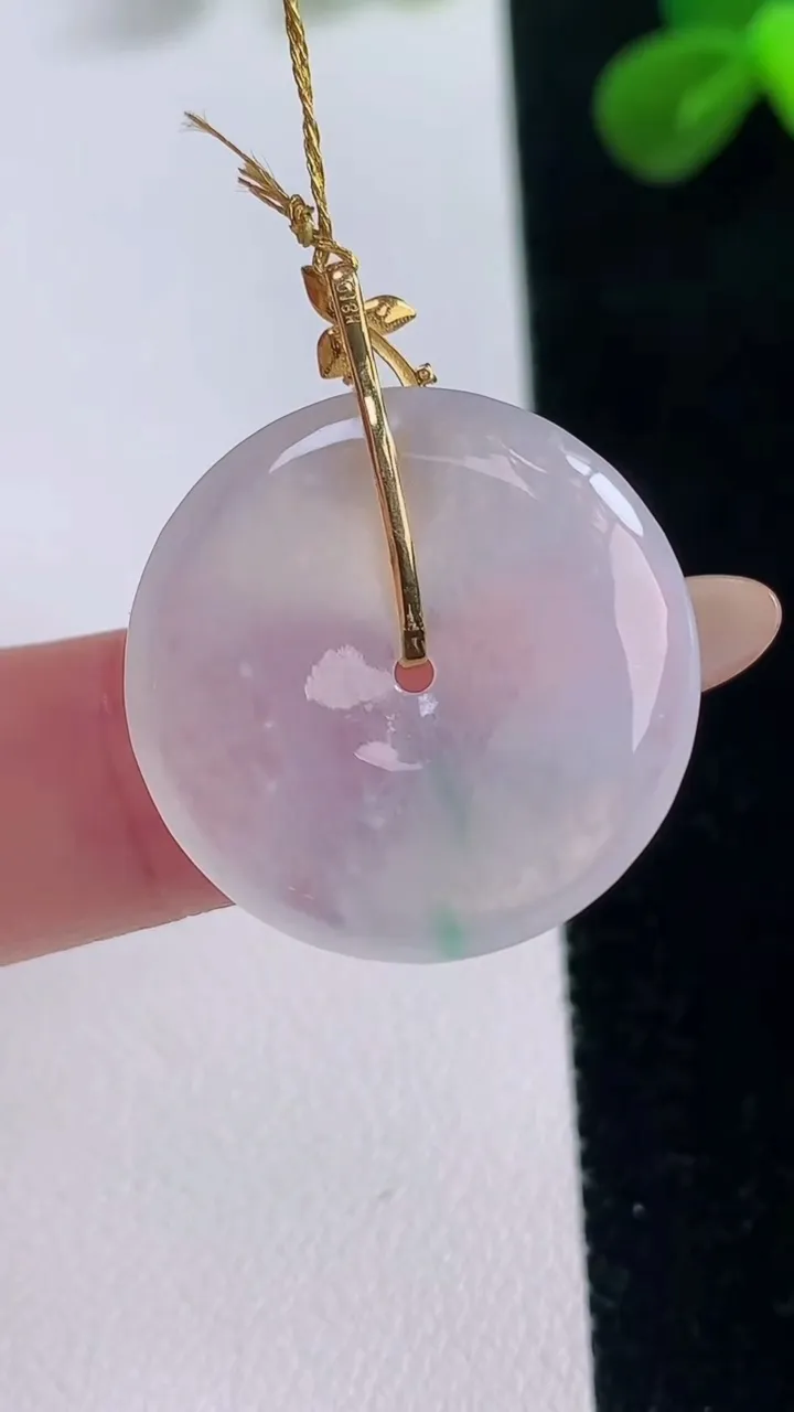 天然A货翡翠平安扣吊坠，尺寸23.7-3.8，重量:4.94g
11月19日