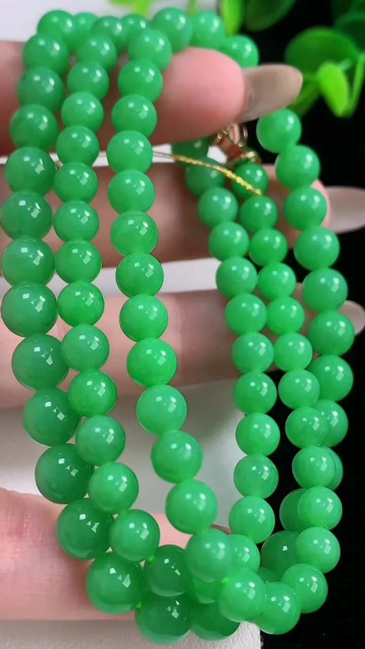 天然A货翡翠圆珠项链，尺寸6.6-91颗，重量:37.66g11月19日
工厂直销收藏佳品,种好水足，色泽均匀，有种有色，上手高大气！
