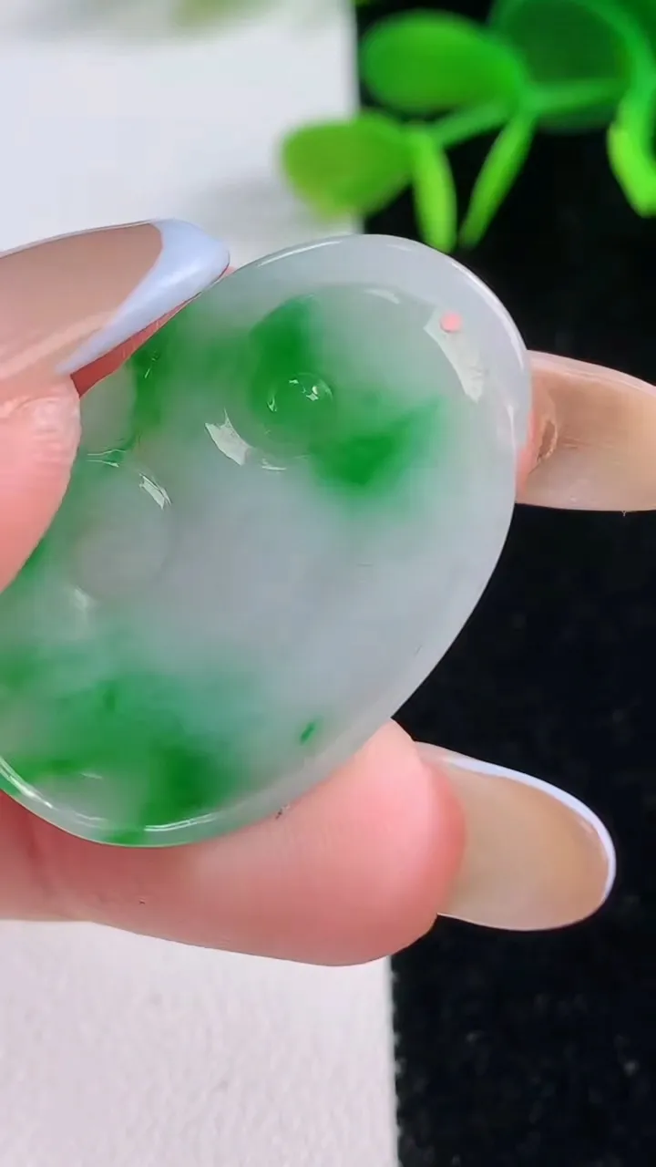 天然A货翡翠如意吊坠，尺寸32.2-20.7-3.2，重:4.23g
11月19日