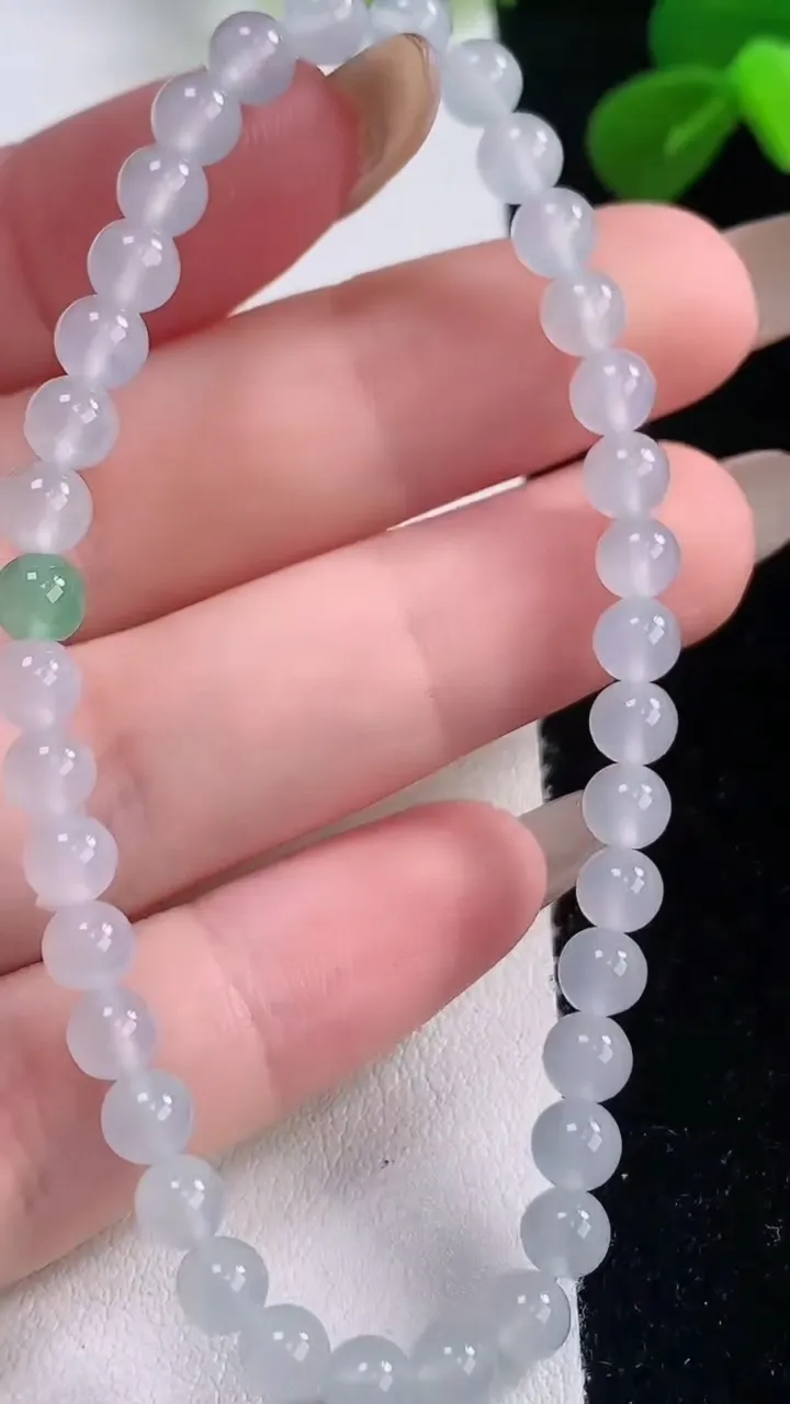 天然A货翡翠圆珠手串，尺寸4.8-37颗，重量:7.50g11月19日
工厂直销收藏佳品,种好水足，色泽均匀，有种有色，上手高大气！