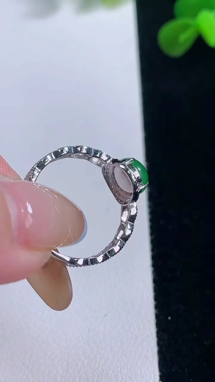 天然A货翡翠蛋面戒指，尺寸18-6.8-5.2，重量:1.63g2025年11月19日
工厂直销收藏佳品,种好水足，色泽均匀，有种有色，上手高大气！