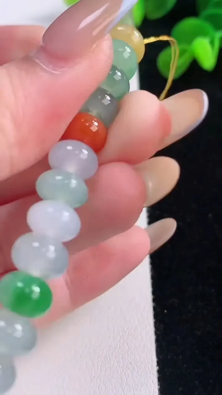 天然A货翡翠三彩算盘珠手串，尺寸5.4-5.3-32颗，重量:26.43g11月19日
工厂直销收藏佳品,种好水足，色泽均匀，有种有色，上手高大气！